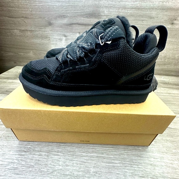 UGG LOWMEL SNEAKERS COLOR BLACK ,BRAND NEW NEVER WORN WITH BOXES - Picture 1 of 4